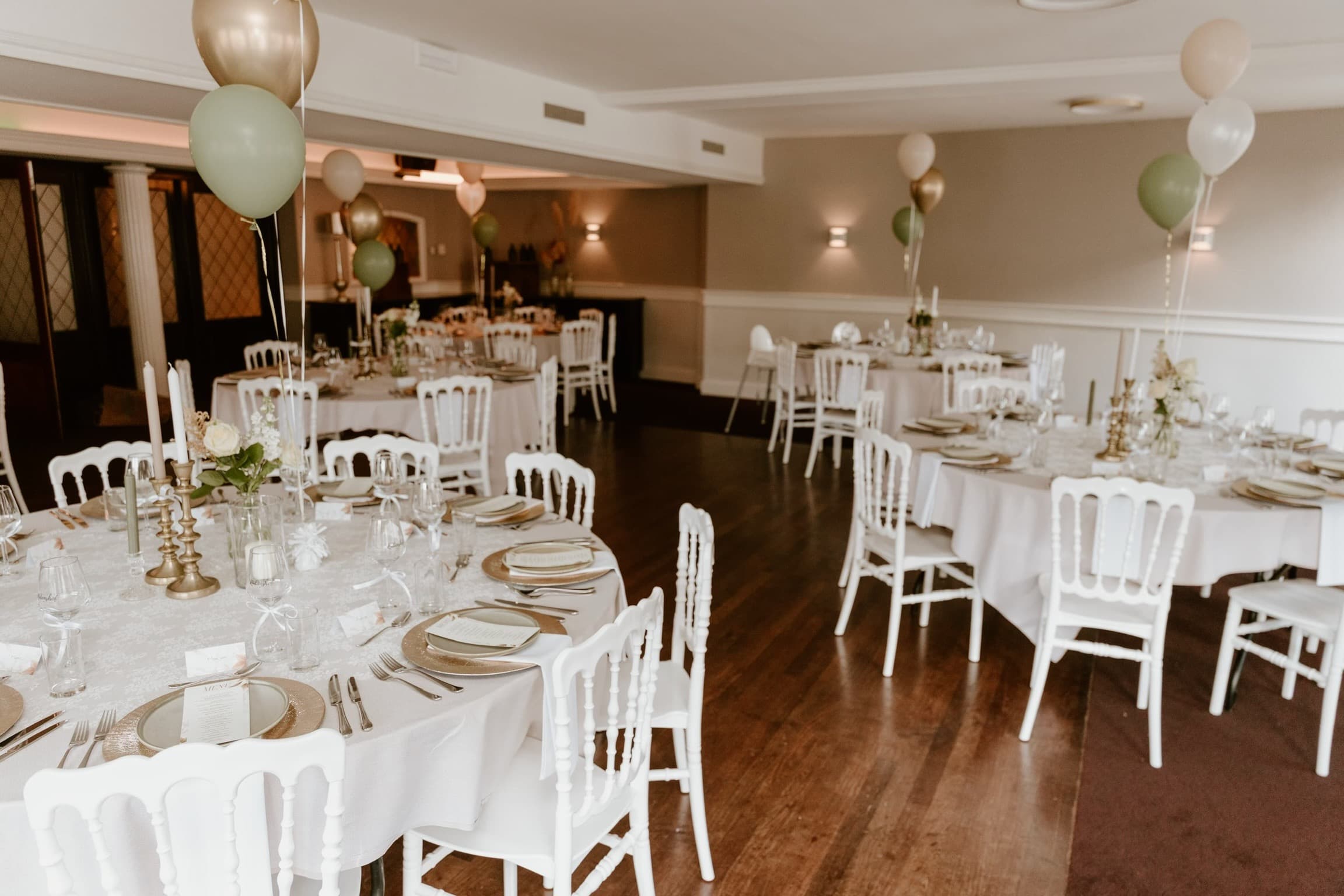Feestzaal met gedekte ronde tafels