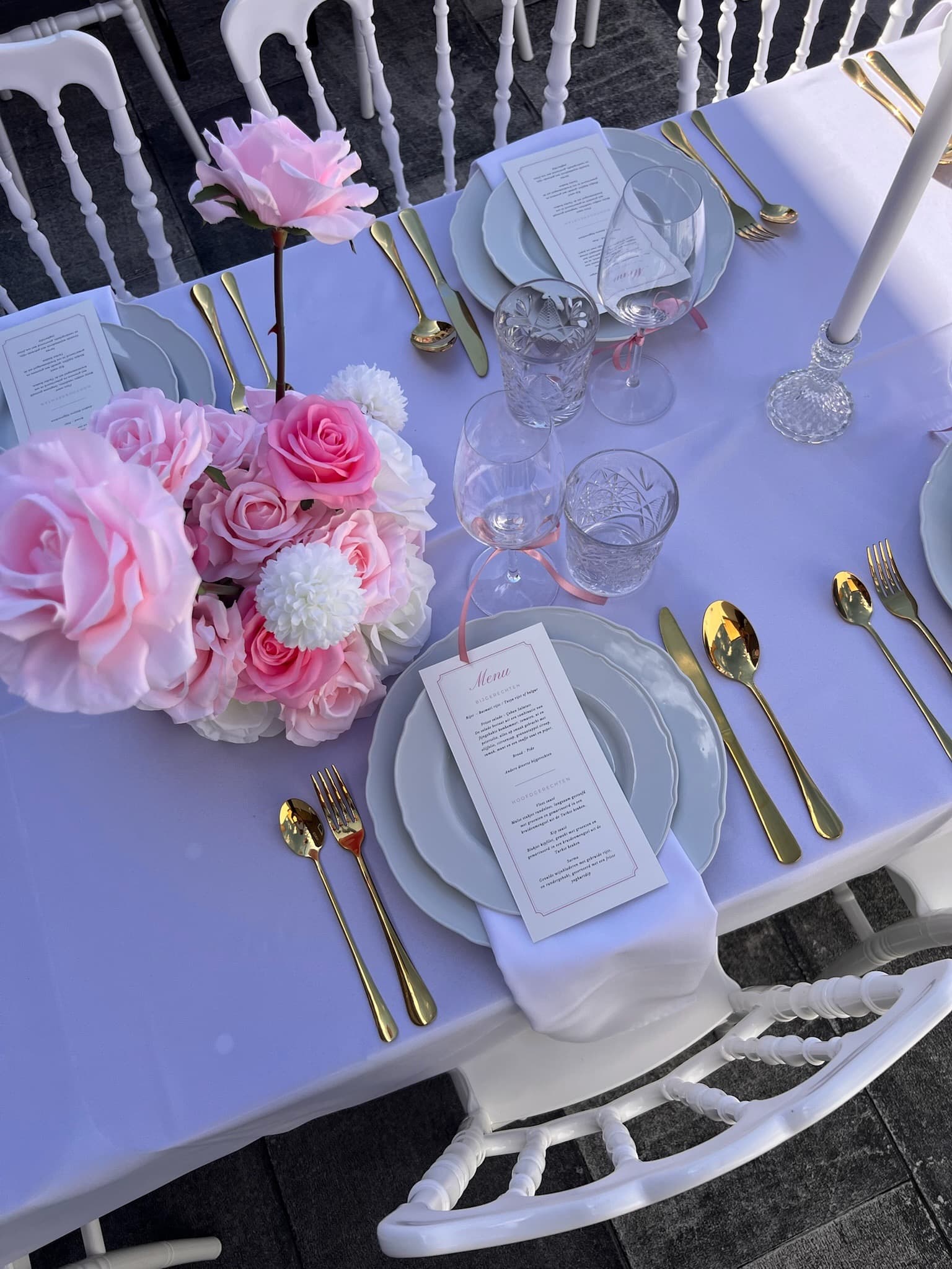 Lila tafel met rozen en menukaart