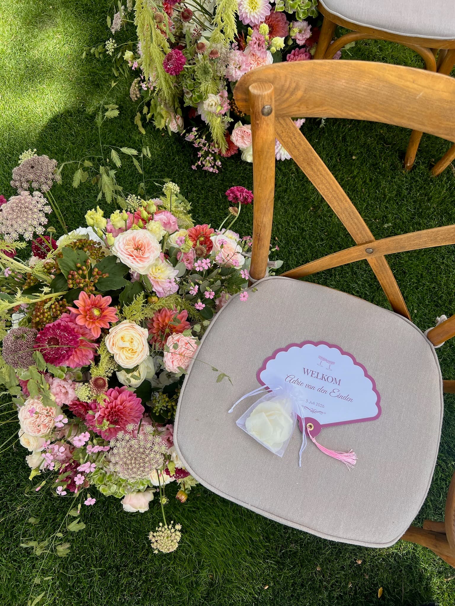 Bloemdecoratie met naamkaartje