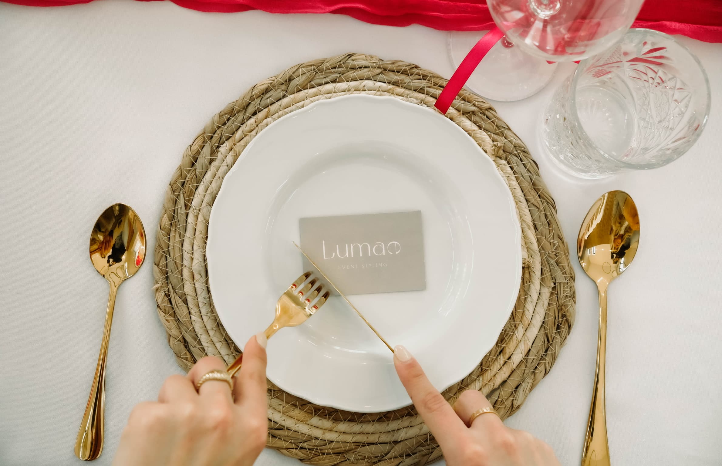 Gedekt couvert met Lumae-kaartje, jute placemat en goudkleurig bestek