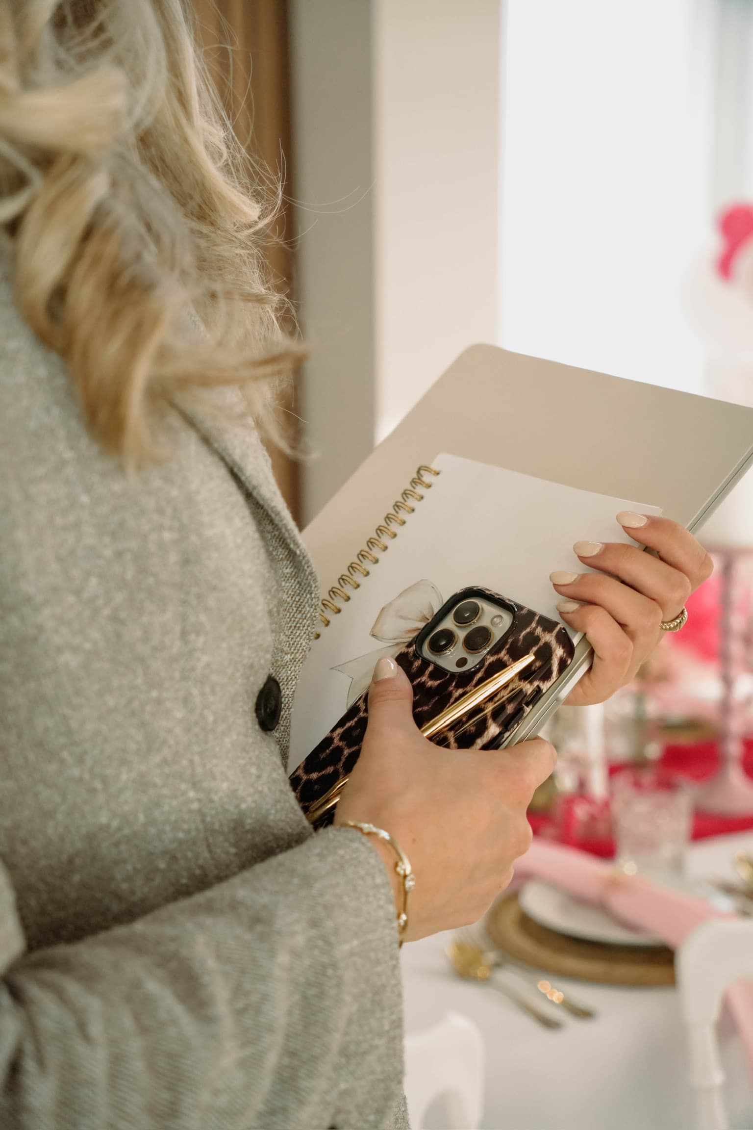 Eigenaresse Lumae werkt een stylingconcept uit in haar notitieboek