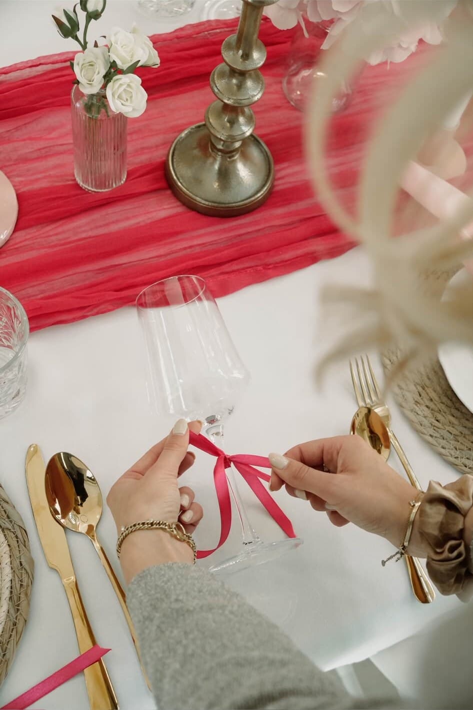 Detail van een gedekte tafel met strik om het glas